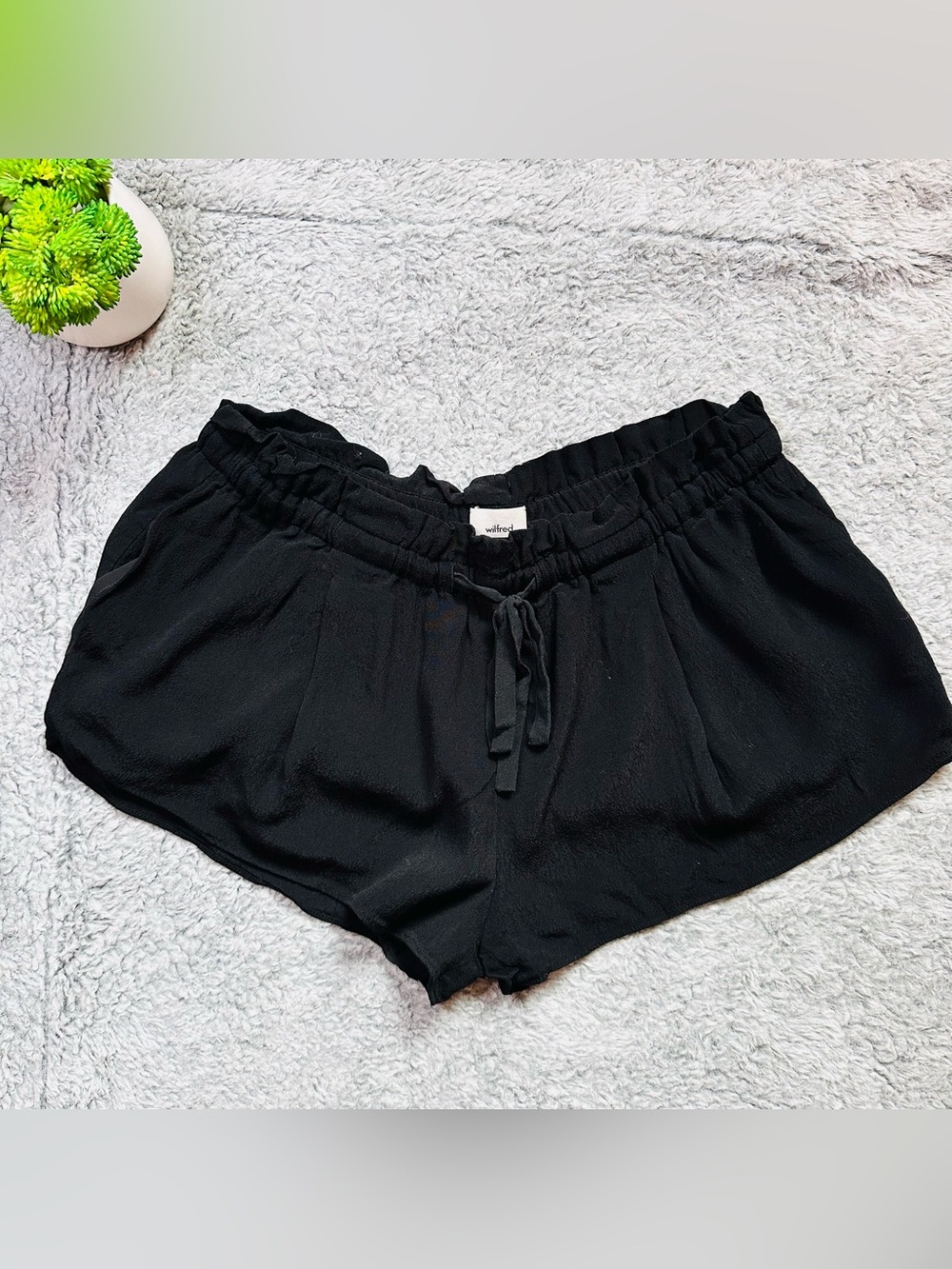 🖤 WILFRED Aritzia Black Silky Lounge Shorts Minimalist Quiet Luxury Chic 80